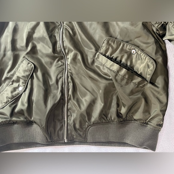 Sincerely Jules Women’s Satin Chic Olive Green Bomber Jacket Zipper Detail - Picture 9 of 16